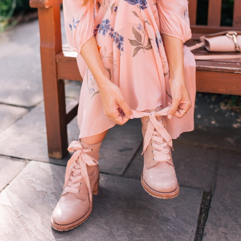 RARE Frye SABRINA BLUSH NWT lace up boots 6G Size 7